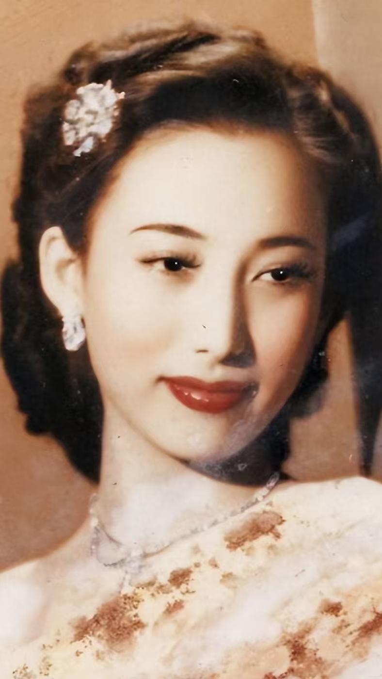 潘迪华，原名潘宛卿，1931年生于上海，1949年定居香港，香港知名歌手、女演员