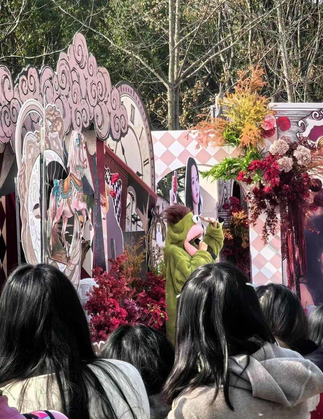 陈都灵穿玩偶服陈都灵穿玩偶服开机 被这个陈都灵萌到不行！ 