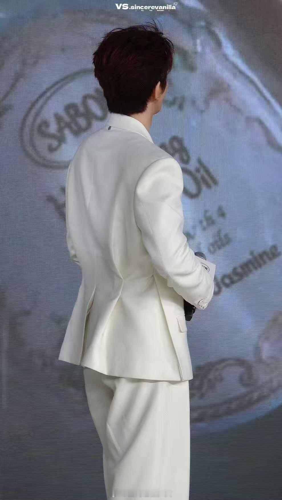邓为翘臀 这居然是我们邓为谁能想到平日里文静秀气的邓为，在综艺里这么放得开，丢掉