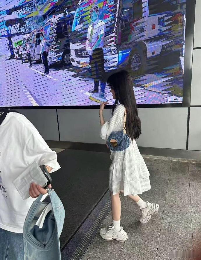 还以为是大学生放假了，结果你告诉我这是鞠婧祎 