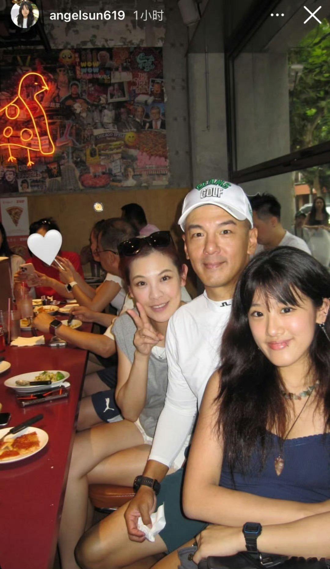 贾静雯大女儿晒和爸爸继母合照 梧桐妹晒出和爸爸孙志浩、继母的合照超有爱，亲爸亲妈