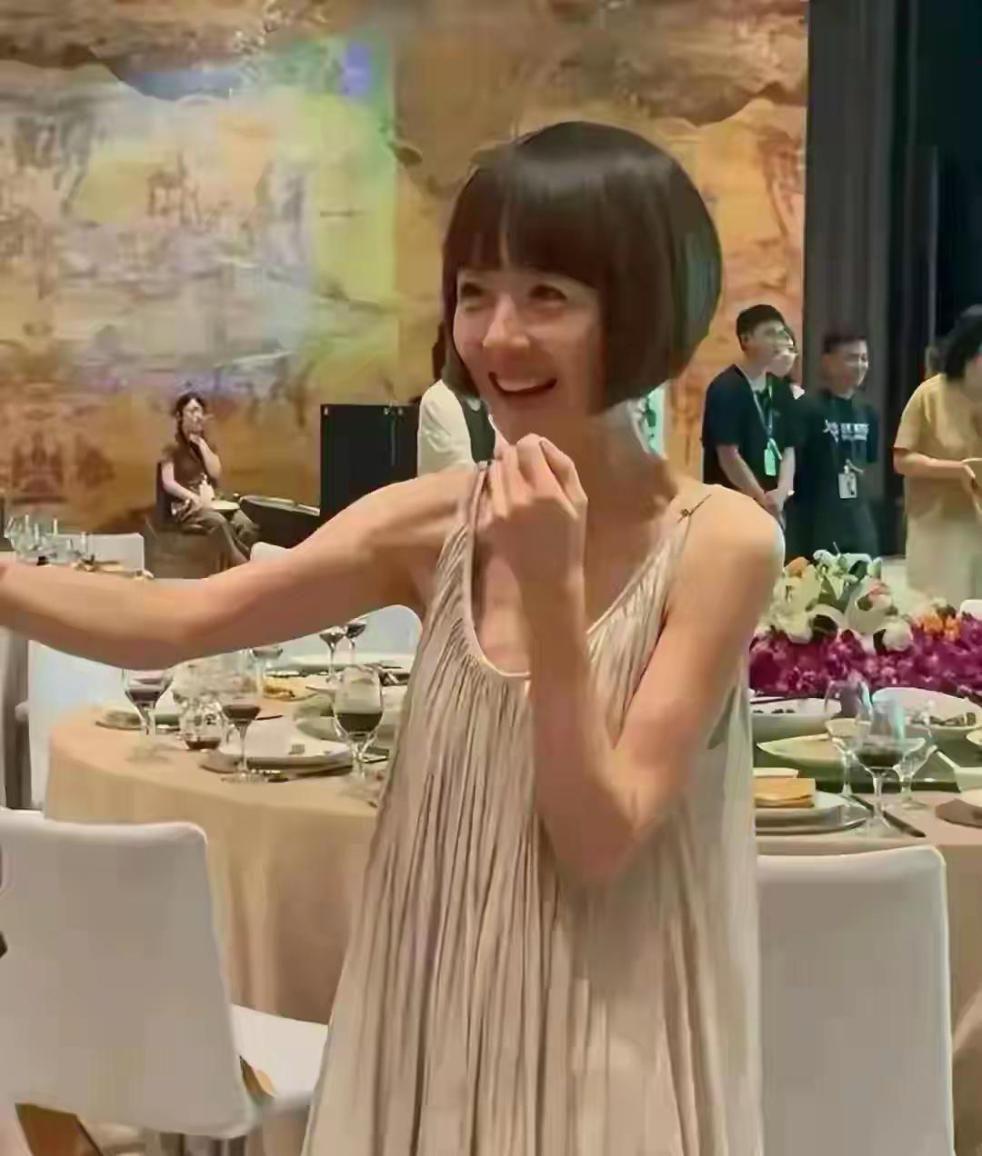 晒图笔记大赛大家有没有看到，55岁的鲁豫变化很大，身材从骷髅变成丰满，感觉还是胖