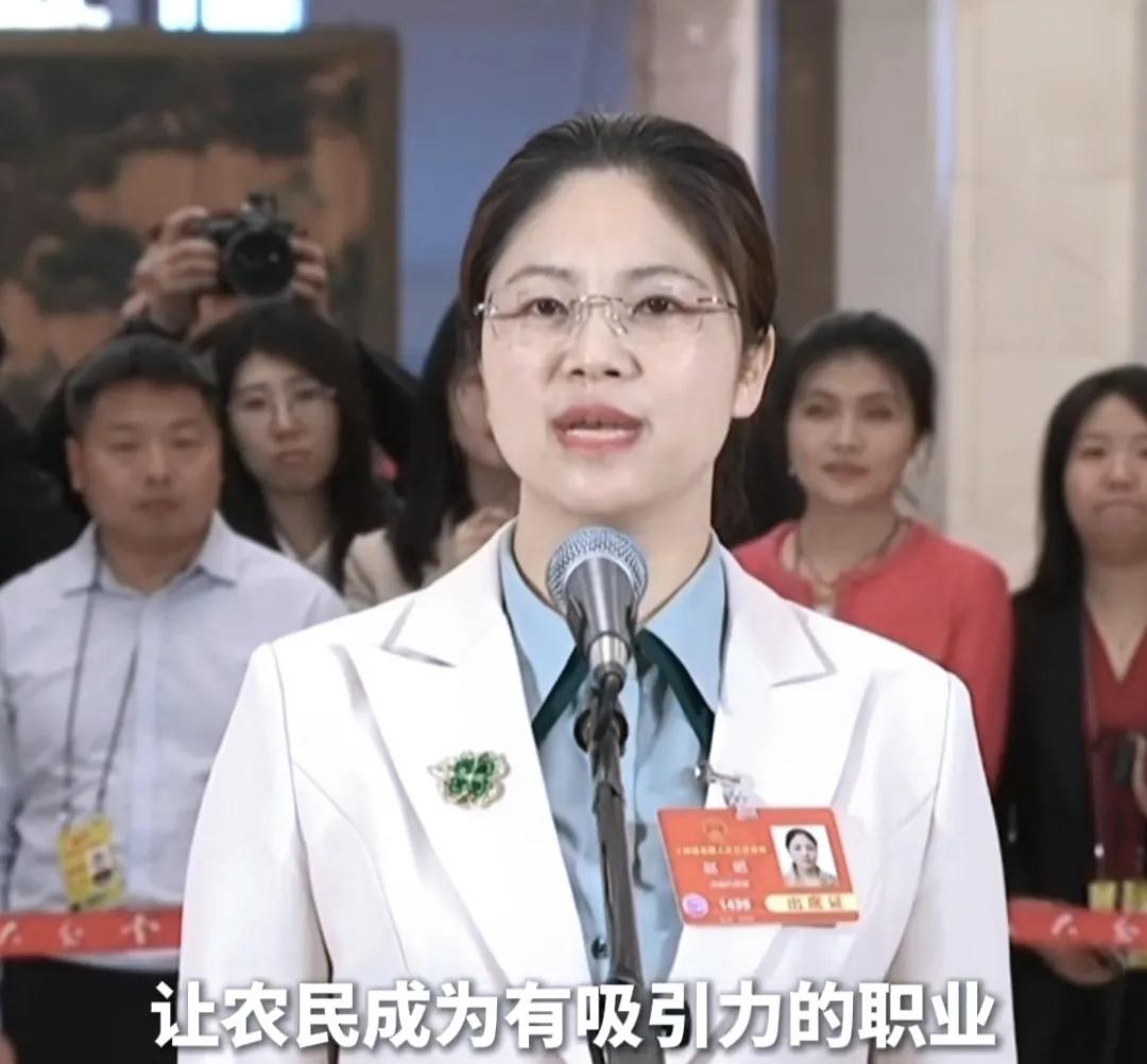 她说:
“考上大学的目的不是为了离开家乡，而是为了改变家乡，让农村成为美丽的家园