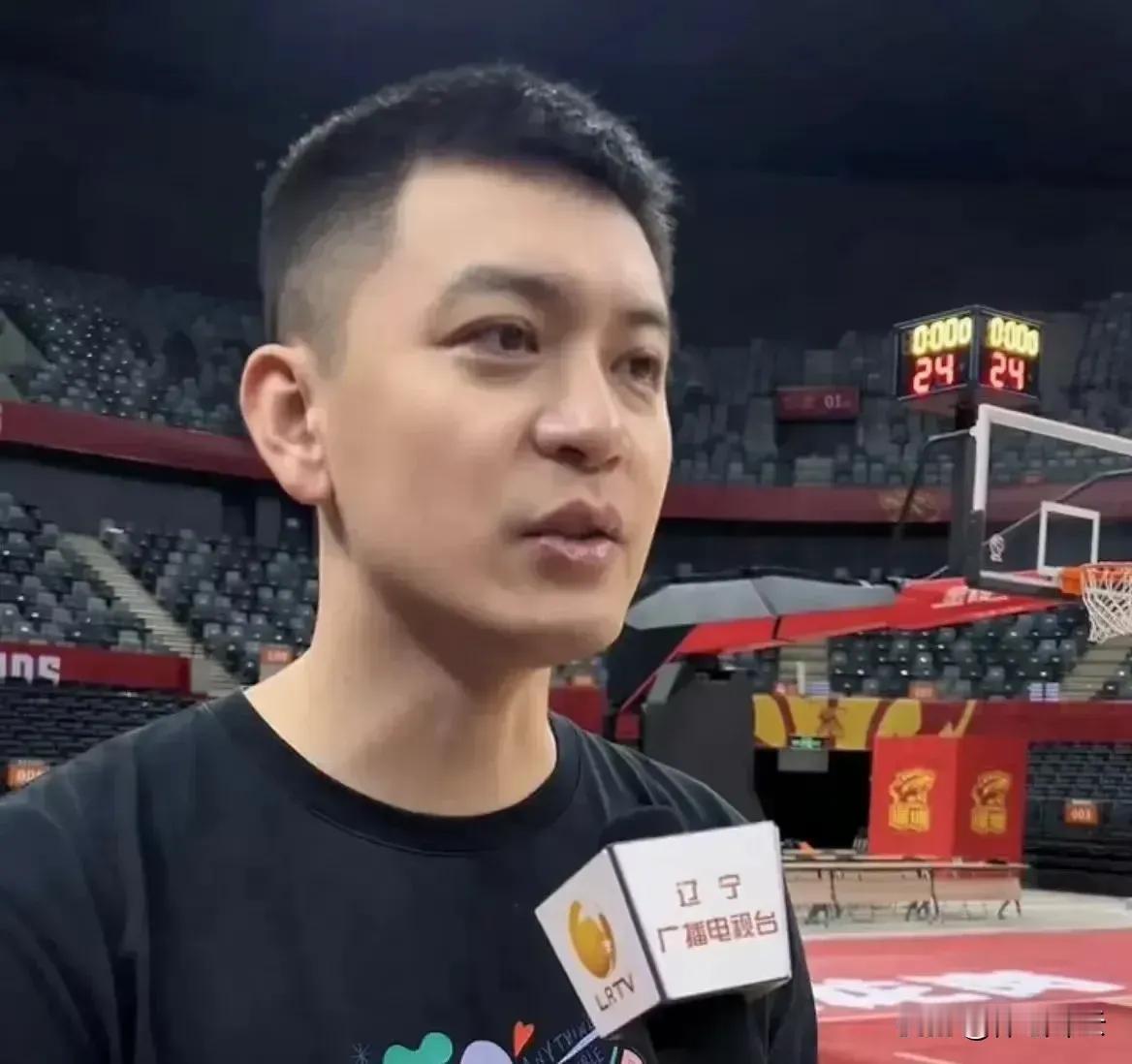 我想碰山东，能碰上吗？杨鸣无奈地吐出真言！
扬鸣说：广东有了周琦之后变成了联盟一