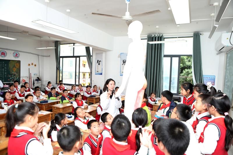 老师给女生上的生命课太该听了！生命教育本就是一生的必修课。现在很多大学都开设生死