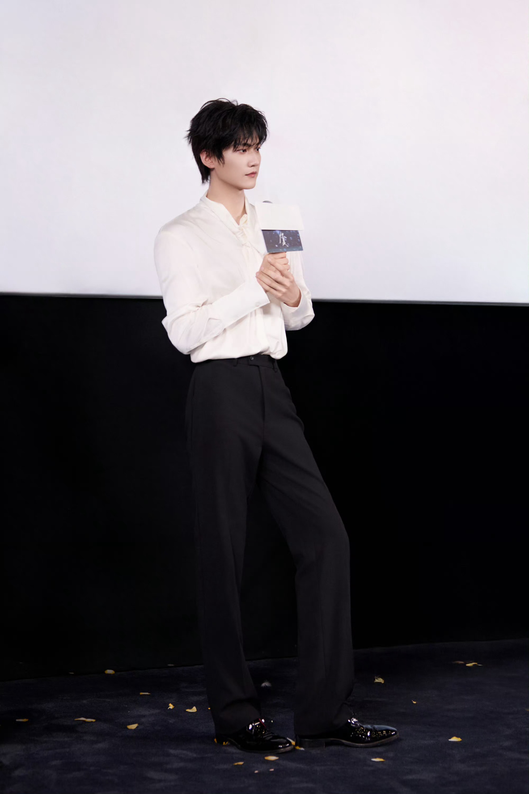 周柯宇24岁还在长个儿这图我就看看应该是鞋子的问题 