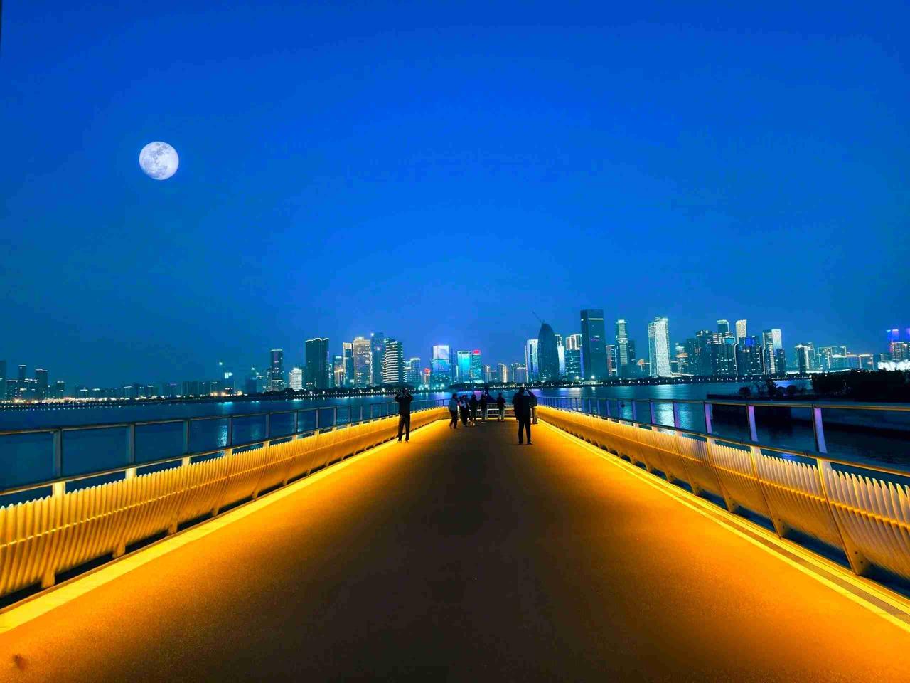 我的今日状态：💰期待暴富
我这里的天气：🌈雨过天晴
来自前方的消息，最美的风