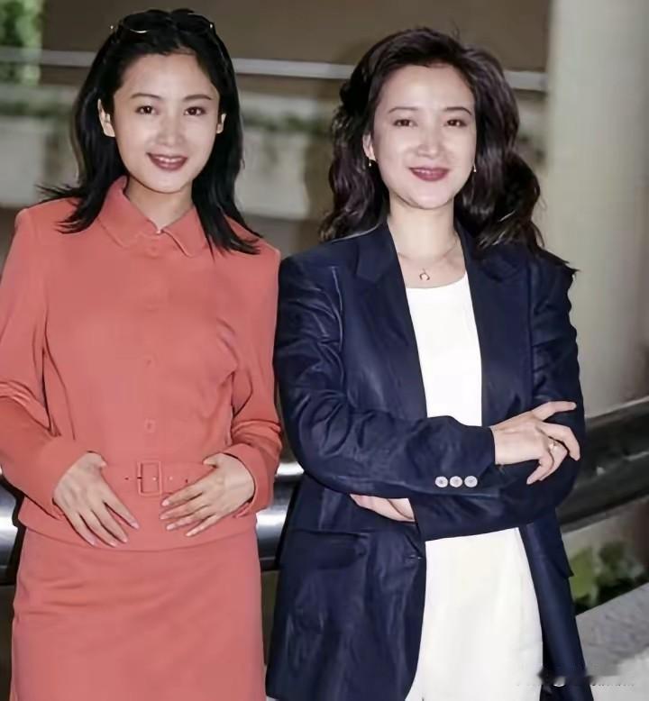 当年，这两位影视大美女竞同框合影过呢，这是媲美的节奏吗？
论容貌，两人不分上下，