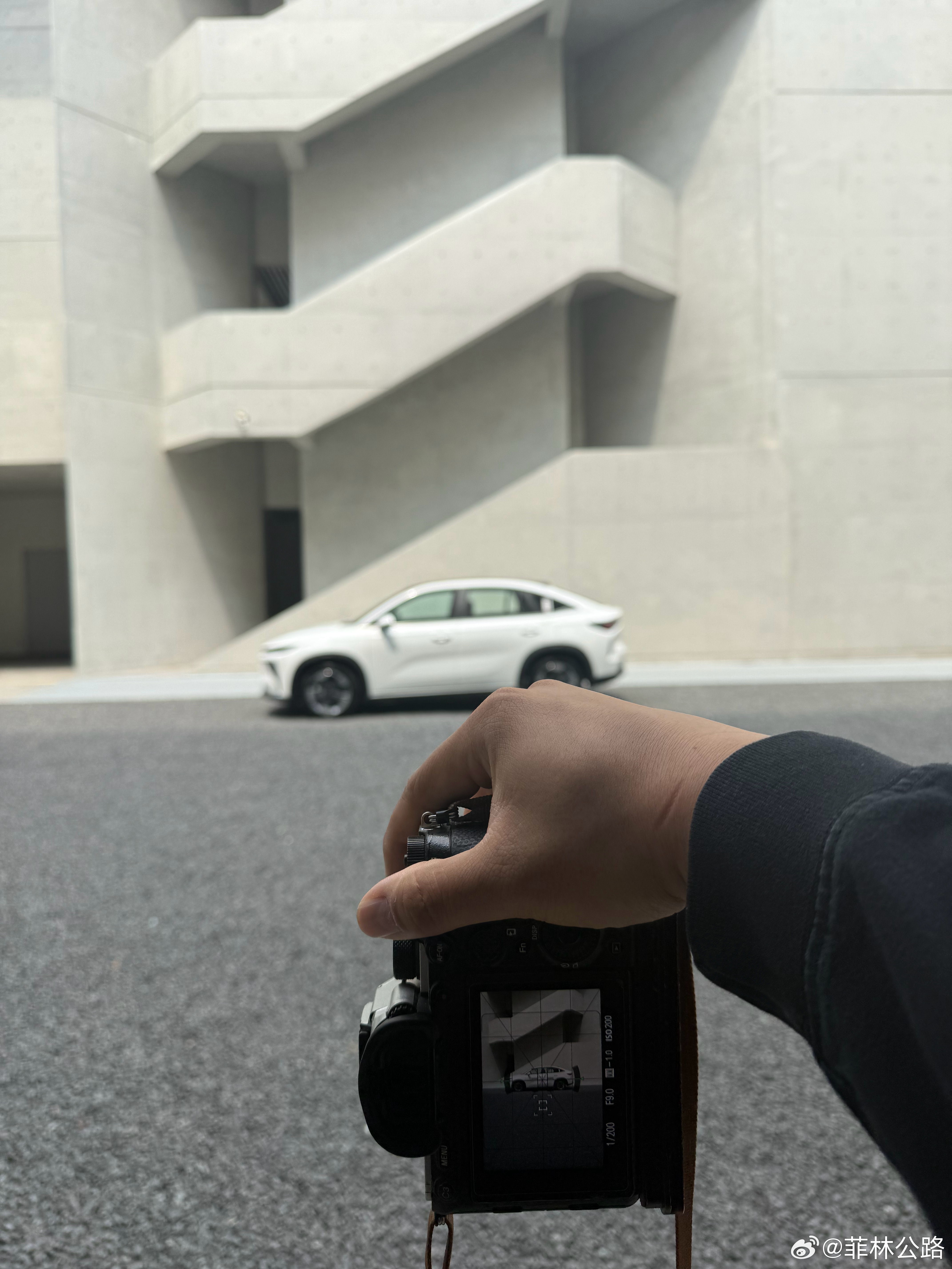 游客因拍照设备太专业被景区驱赶这是怕自己景区内的摄影师生意被抢？ 需要用条条框框