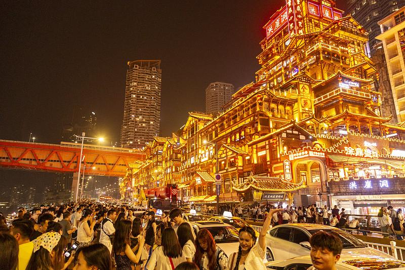 去年在重庆待了整整五天，把网传的网红点几乎刷了个遍。
洪崖洞晚上7点亮灯之后挤得