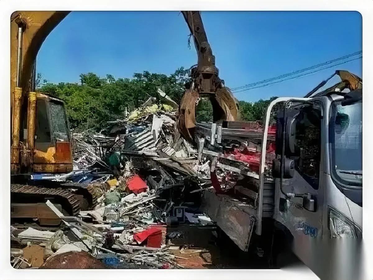 西安客运夫妻俩

赢了官司更惨

你敢信他们还倒欠银行几百万？

当初担保公司老