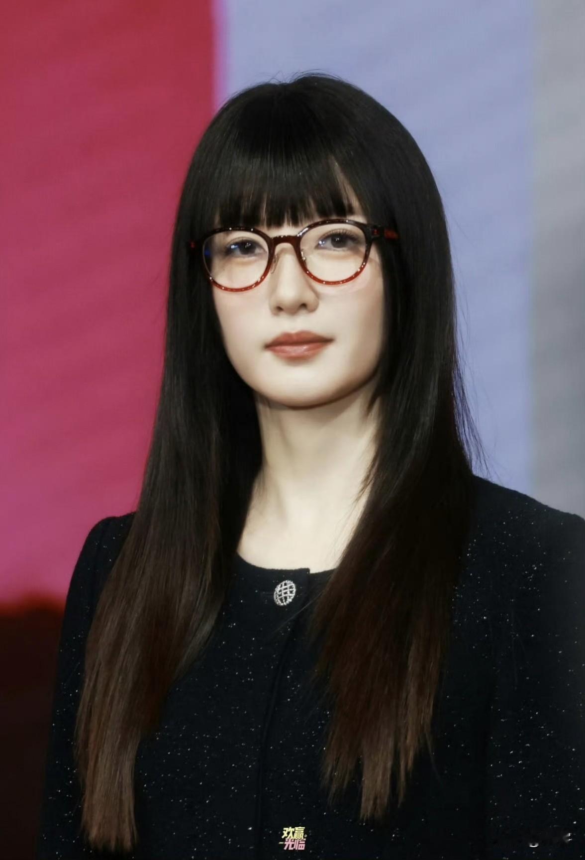 这居然是江疏影！
今天，江疏影参加活动，造型是黑长直发型+职业包臀套装，走知性风