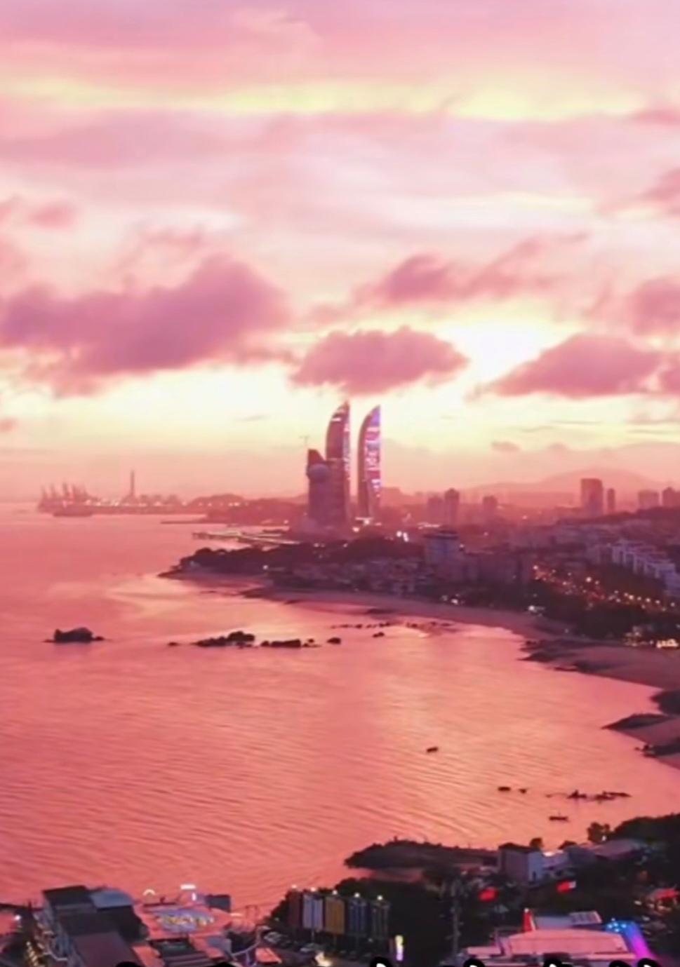 下联：孤舟泊岸柳轻摇，诚邀上联落日沉霞云漫卷