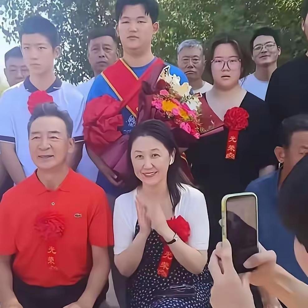 真是祖坟冒青烟了
72岁寇振海身披大红花
为考上帝国理工的儿子大办庆贺，盛大场面