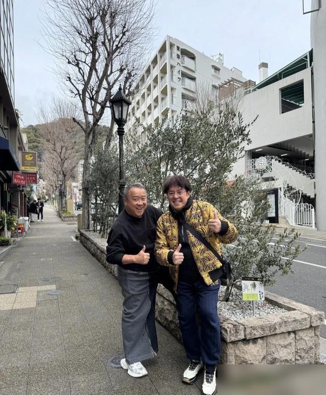 谭咏麟曾志伟深夜在东京街头，6000块的帝王蟹腿当夜宵，有人看懂了背后的残酷真相