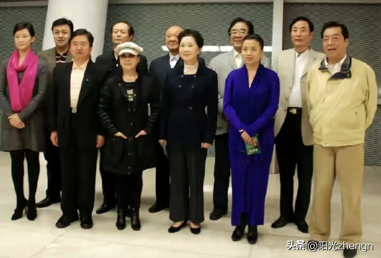 这张合影汇聚了国内民族声乐圈大半顶尖人物、有老一辈声乐前辈，知名作曲老师，还有大
