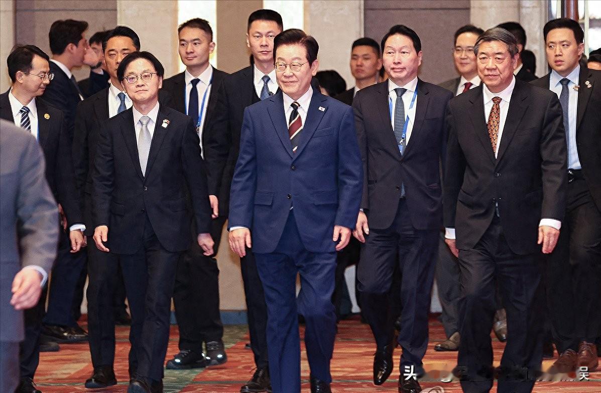 今天，韩国总统李在明在北京人民大会堂参加中韩商务论坛。
在走入会议大厅时，李在明