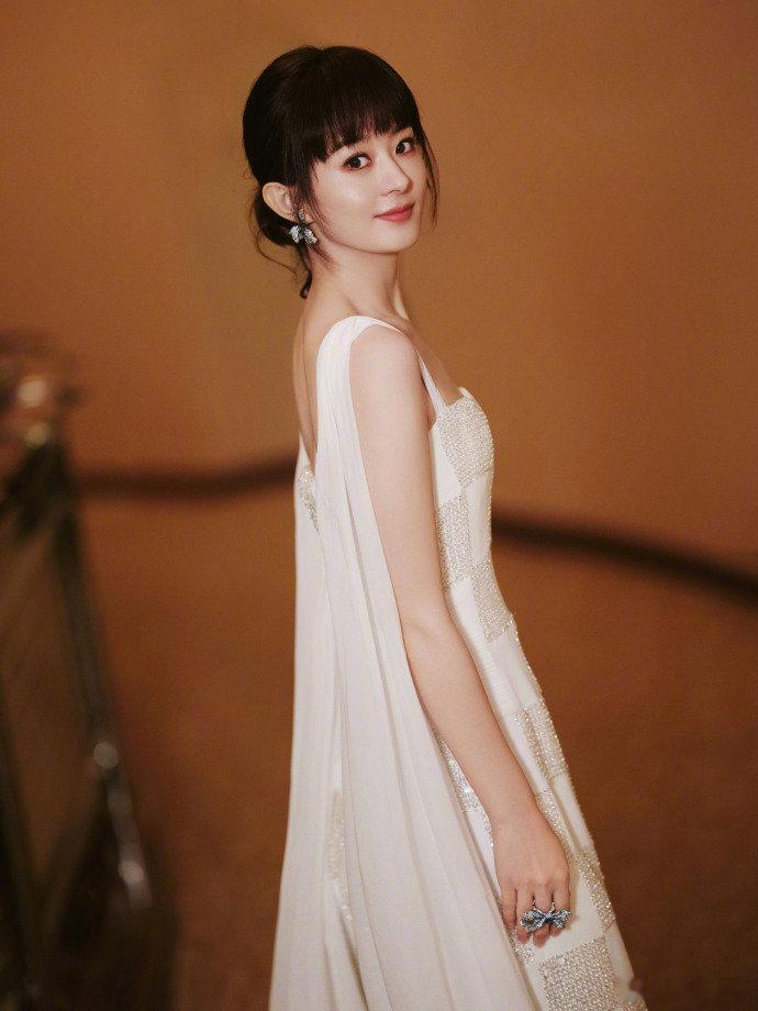 赵丽颖溢出屏幕的生命力没有花哨的修饰，只凭一个微笑就尽显饱满状态。入行多年，赵丽