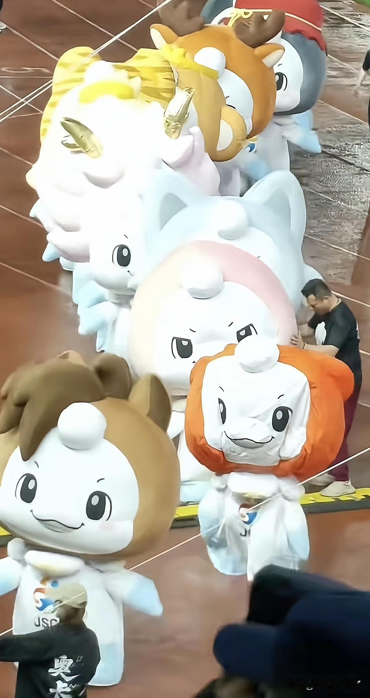 苏超悬案，开幕式的时候，苏家嘟嘟们排队出场，排在苏州蟹嘟嘟前面的是淮安的浪嘟嘟，