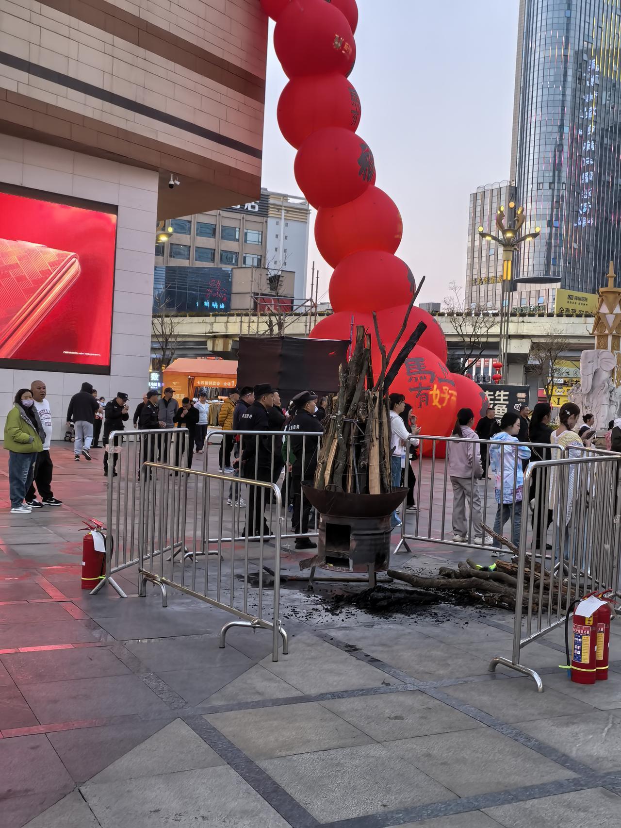 今天晚上南亚第一城的气纷不错，还有火🔥把节的活动，在这个时候，人们都是吃得不错