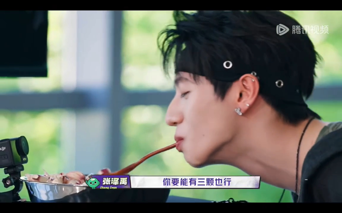 朱志鑫帅得好刁钻朱志鑫咋这么好哄谁被死亡角度下的朱志鑫惊艳到，为了维持队内身材小