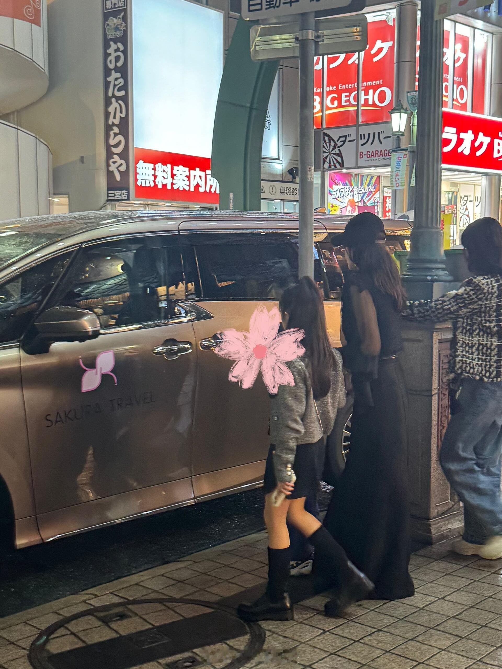 章子怡带两个孩子日本逛街章子怡带女儿追星宋雨琦 前几天才刷到章子怡女儿喜欢宋雨琦