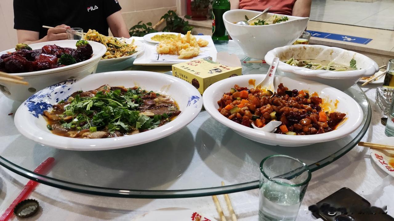 我和几个朋友来到牡丹江狗不理包子铺包子，珍馐美馔、箪食壶浆，大快朵颐，推杯换盏。