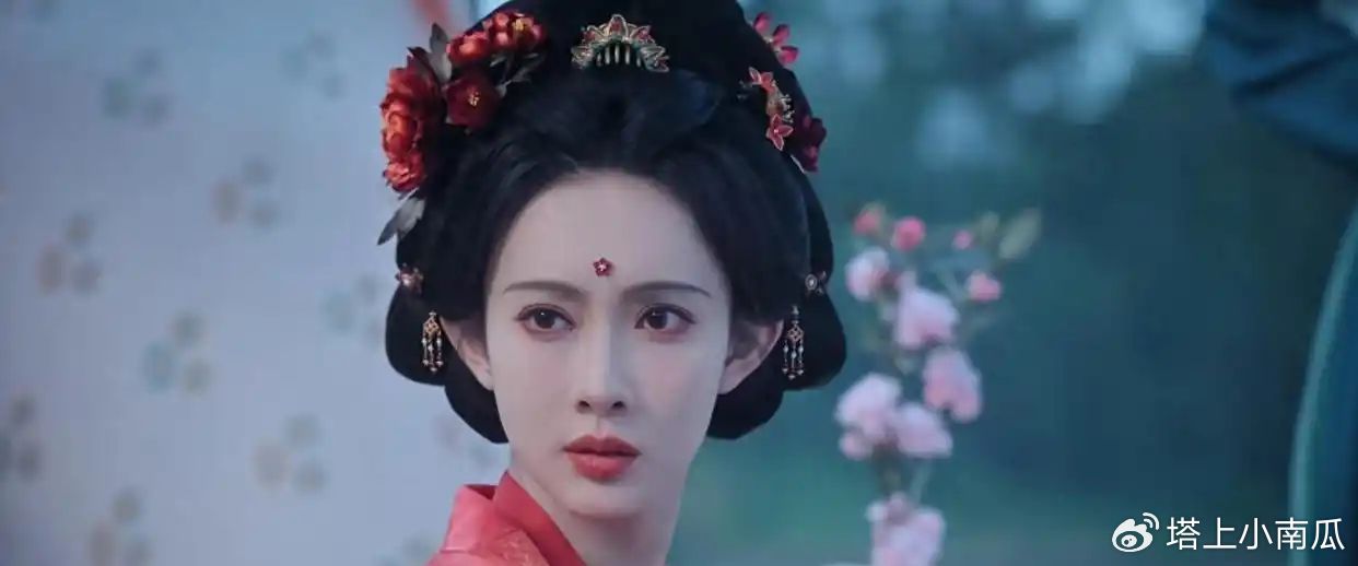 两条鱼让太子没有办法出声, 直接把太子给逼得不说话了。皇帝压低了声音, 让去给鱼
