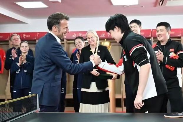 王楚钦和马克龙打乒乓球 有点意思啊，王楚钦居然和法国总统马克龙互动起来了。乒乓球