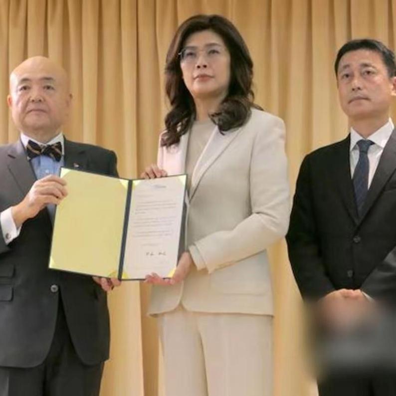 一场捐赠仪式引人深思，也带给所有人重要启示：祖国统一大业，不能过度寄托幻想。
