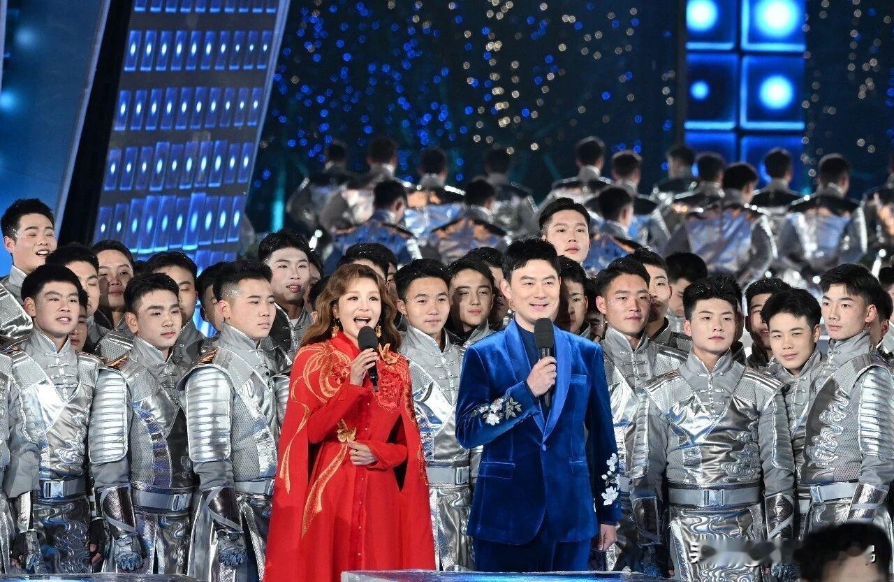 知名主持人朱迅现身合肥骆岗公园晨跑，直呼“这么大跑道，不跑步都辜负了”！[赞]