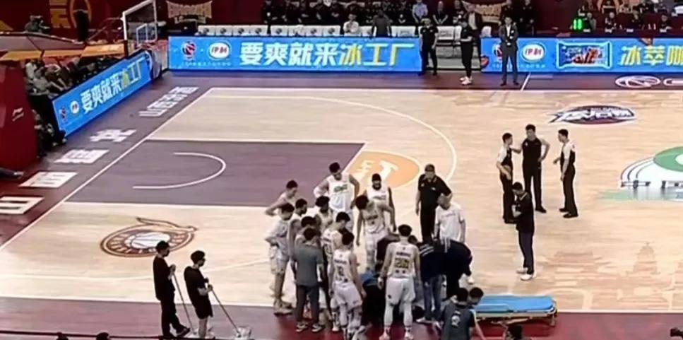 广厦男篮突发意外状况，难道又是竹篮打水一场空？

朱俊龙在与山西队邢志强的对抗过