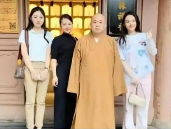 知名女星被曝是释永信情妇，小儿子长相随方丈，本人出面回应

 
2025年7月，