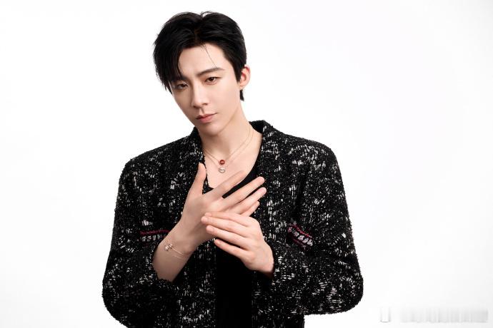 #刘宇宁侧拍美图#每一张侧拍美图都是艺术品，刘宇宁太帅了，侧拍的刘宇宁，散发着独