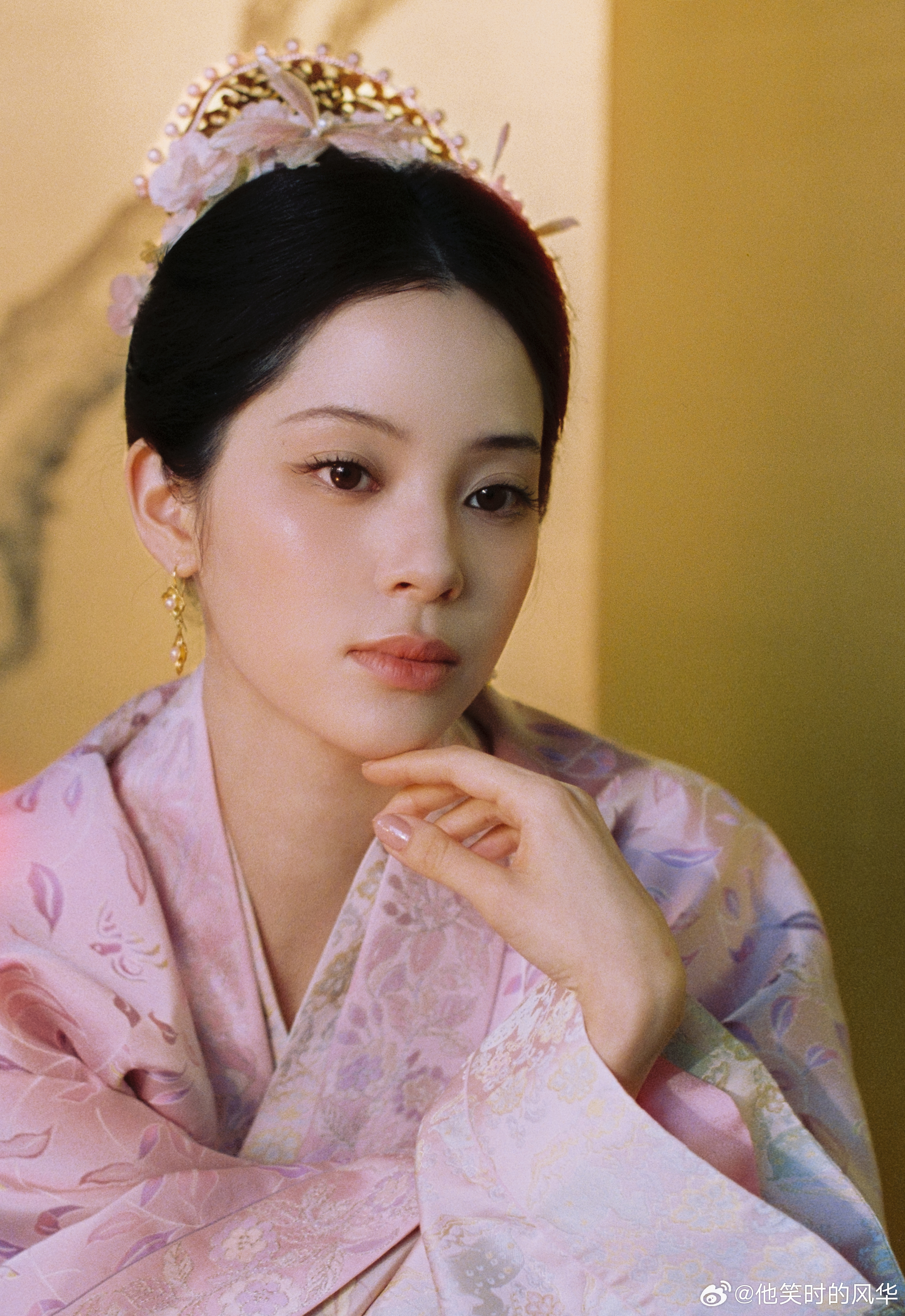 欧阳娜娜古装 宋风造型惊艳！粉调妆造高级温柔，耳间细饰加分，既有少女感又有古韵，