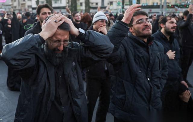 据伊朗专家会议3月9号发的声明，哈梅内伊的接班人算是定下来了，56岁的二儿子穆杰