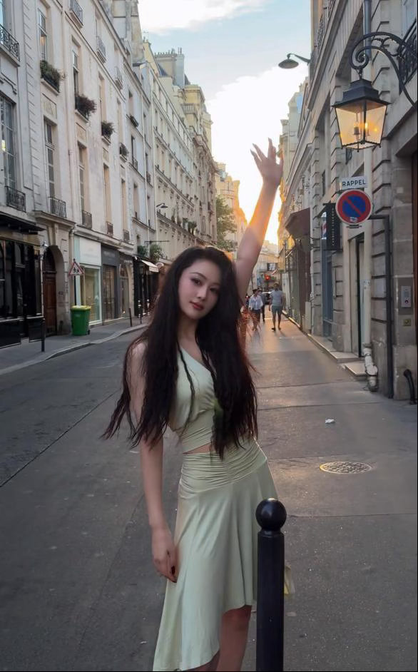 张馨予分享巴黎就餐随拍，画面构图精巧考究，氛围感十足，人景相融格外赏心悦目。 