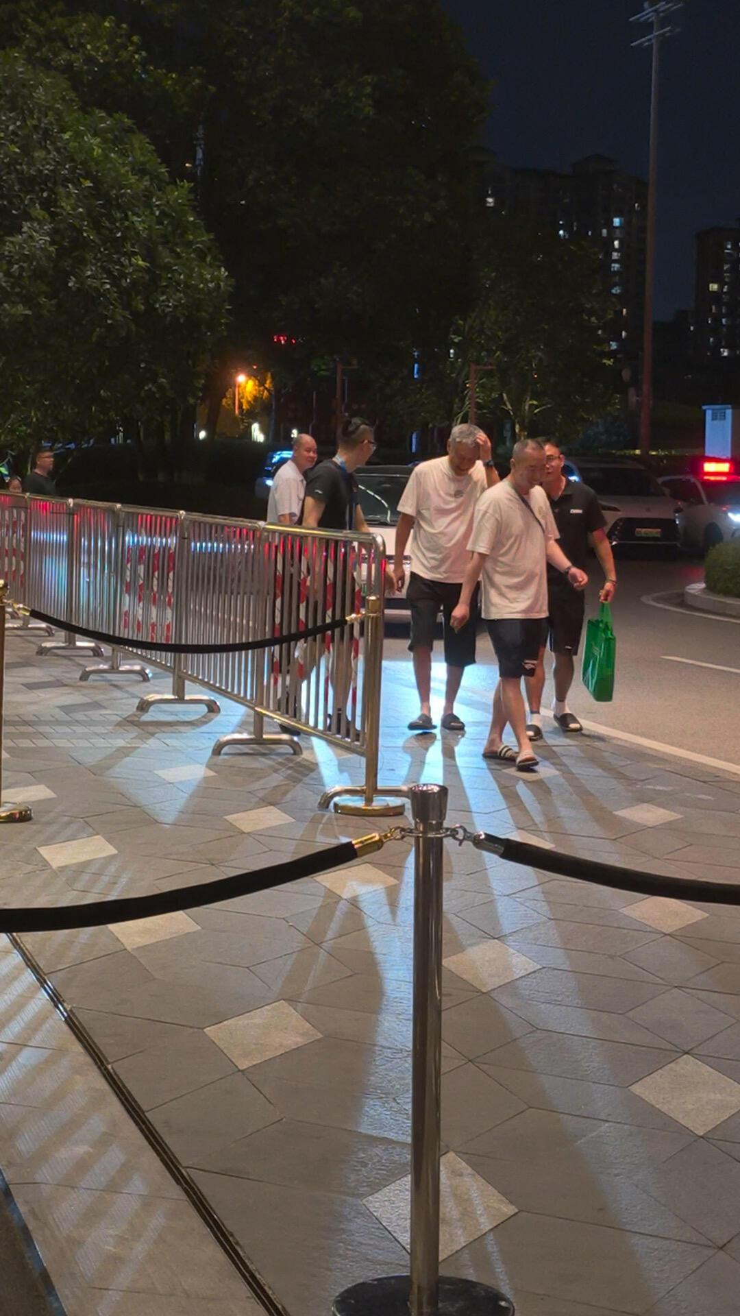 王队长的教练来了，队长人呢，还没到吧，教练来的都早！
关指导头发又白了，时间过的