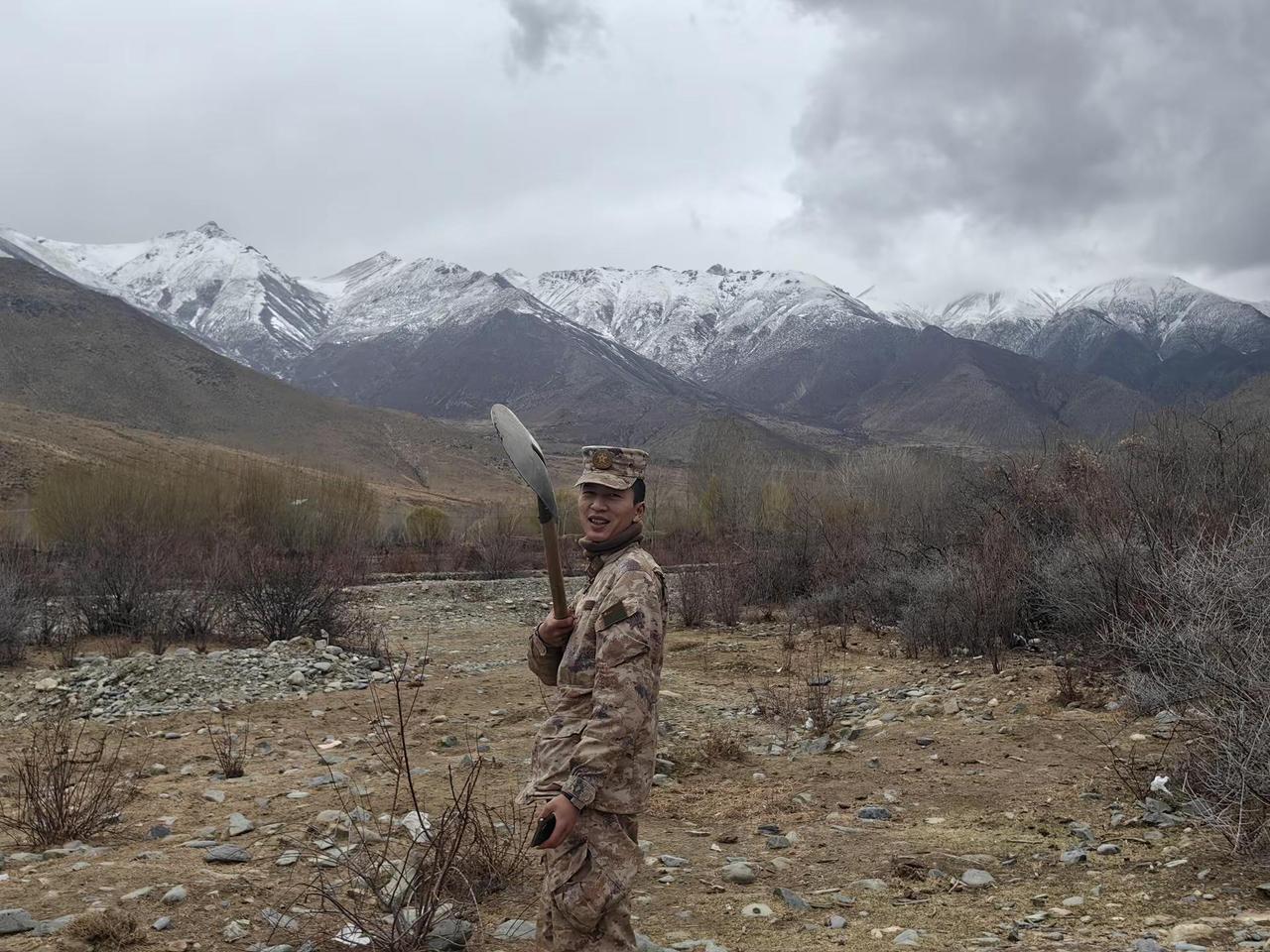 一把板锹手中握迷彩 迷彩服 退伍军人