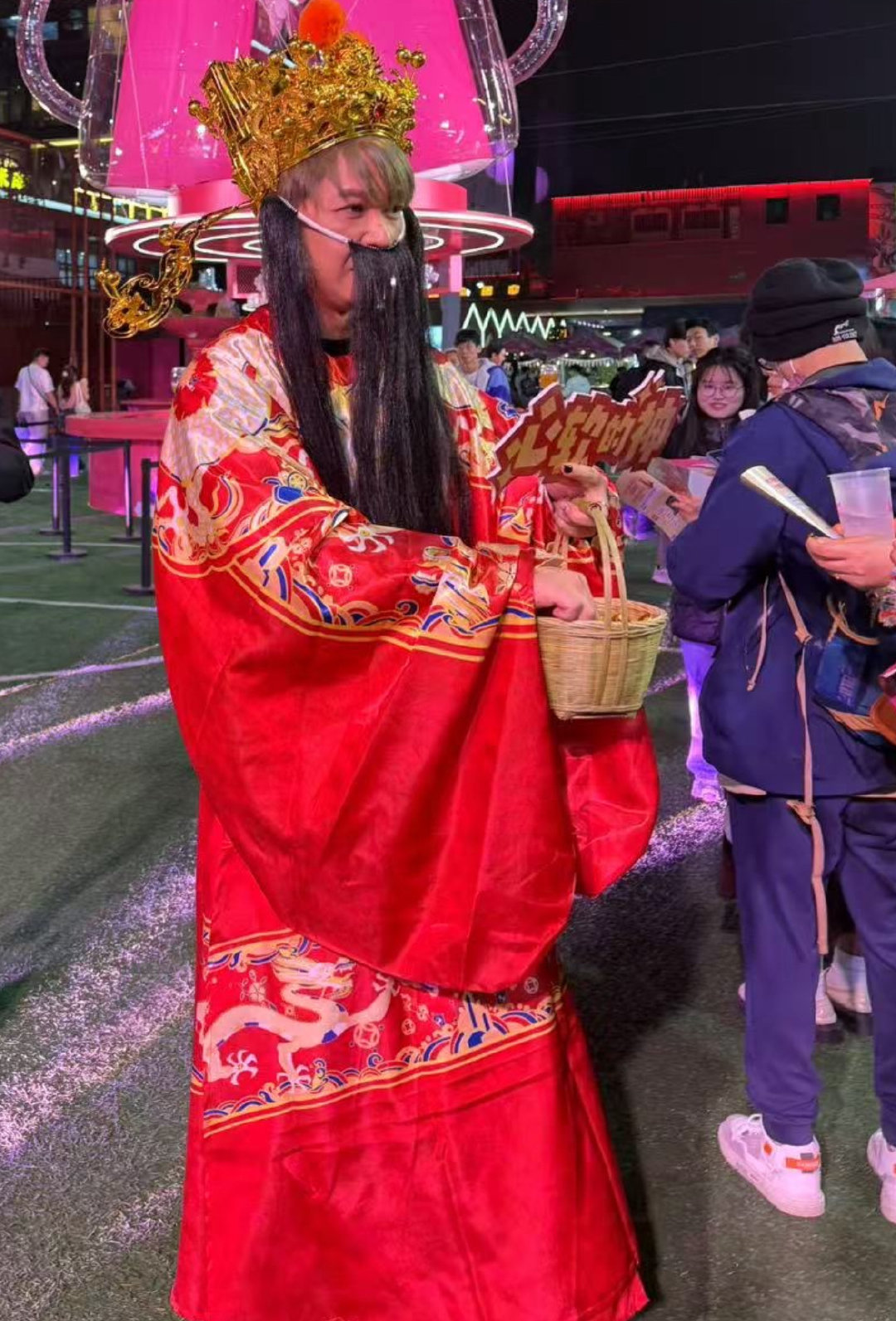 跨年夜偶遇心软的钱辈 跨年夜当天，广州惊现财神爷！还有满满一篮子金币糖可以领，遇