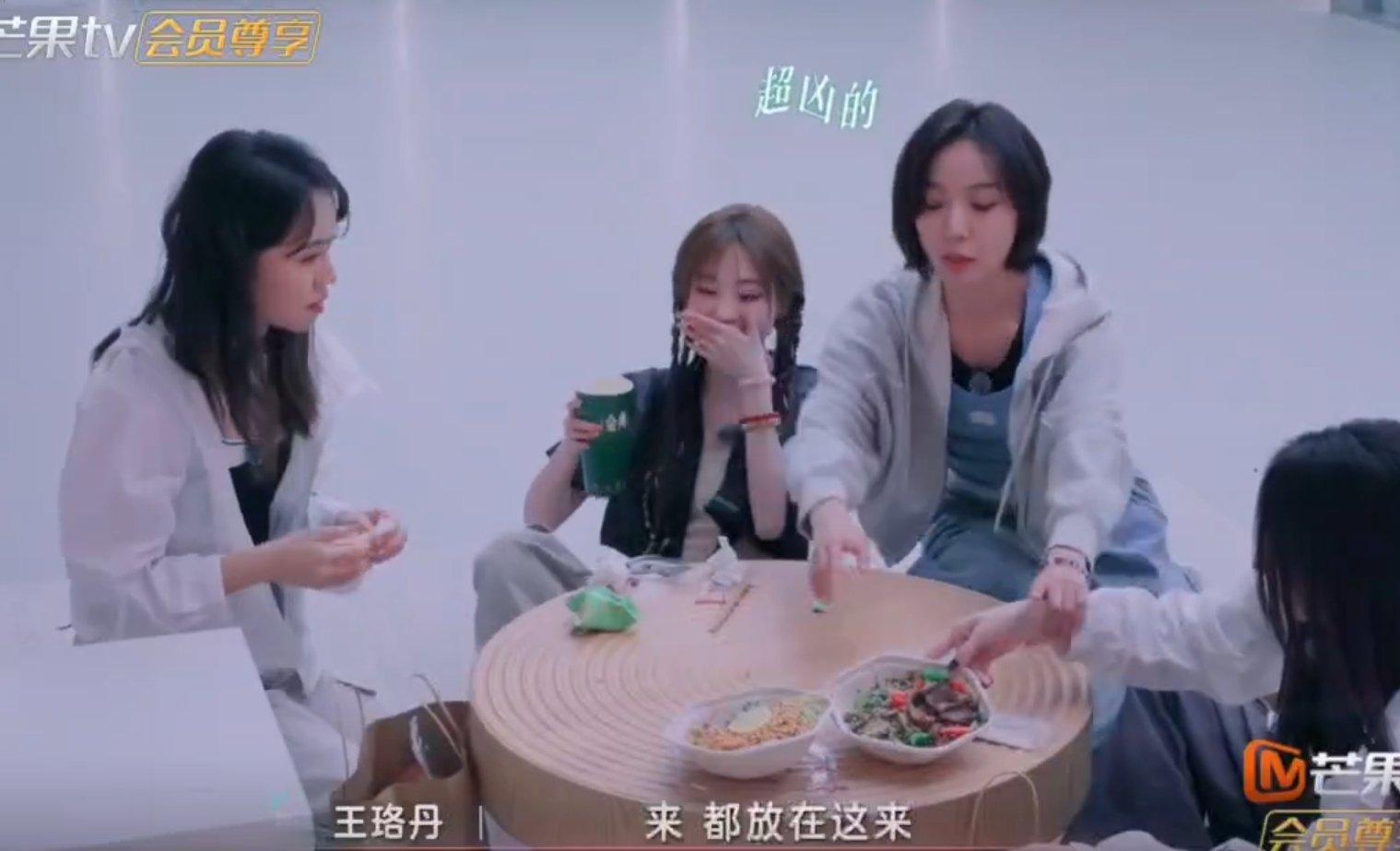 祝绪丹[超话]祝绪丹好像姐姐们的玩具祝祝擦桌子擦出喜剧效果，咖啡洒了还被吐槽，这