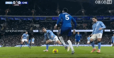 曼城vs切尔西 ｜恩佐绝平曼城 比赛24分钟，席尔瓦踢倒巴迪亚西勒，后者痛苦倒地