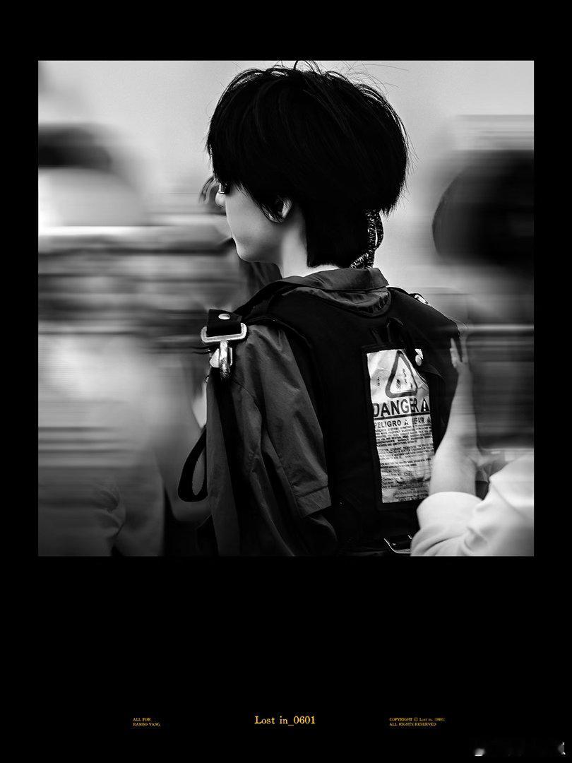 杨博文红衣跳伞路透 天空中最耀眼的一抹红，是少年的勇气与自由。挑战高空极限，这才