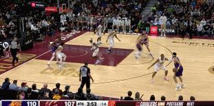 NBA赛场镜头：杜兰特26投14中砍37+8+6，左侧45度成甜点位，三分刀刀致
