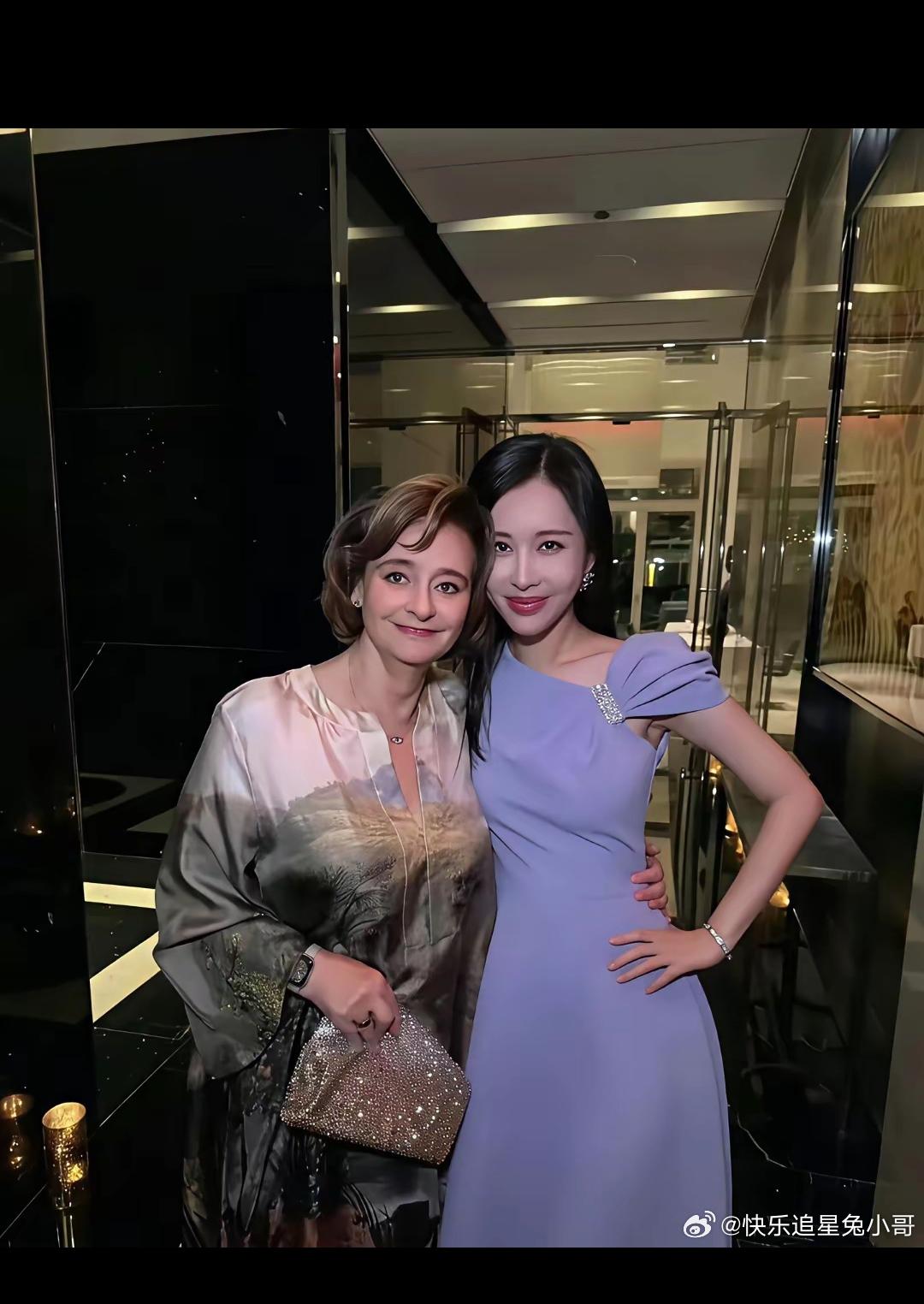 以前是个平平无奇的十八线小演员，甚至后来无剧可拍的时候还跑到售楼处卖了很久的房子
