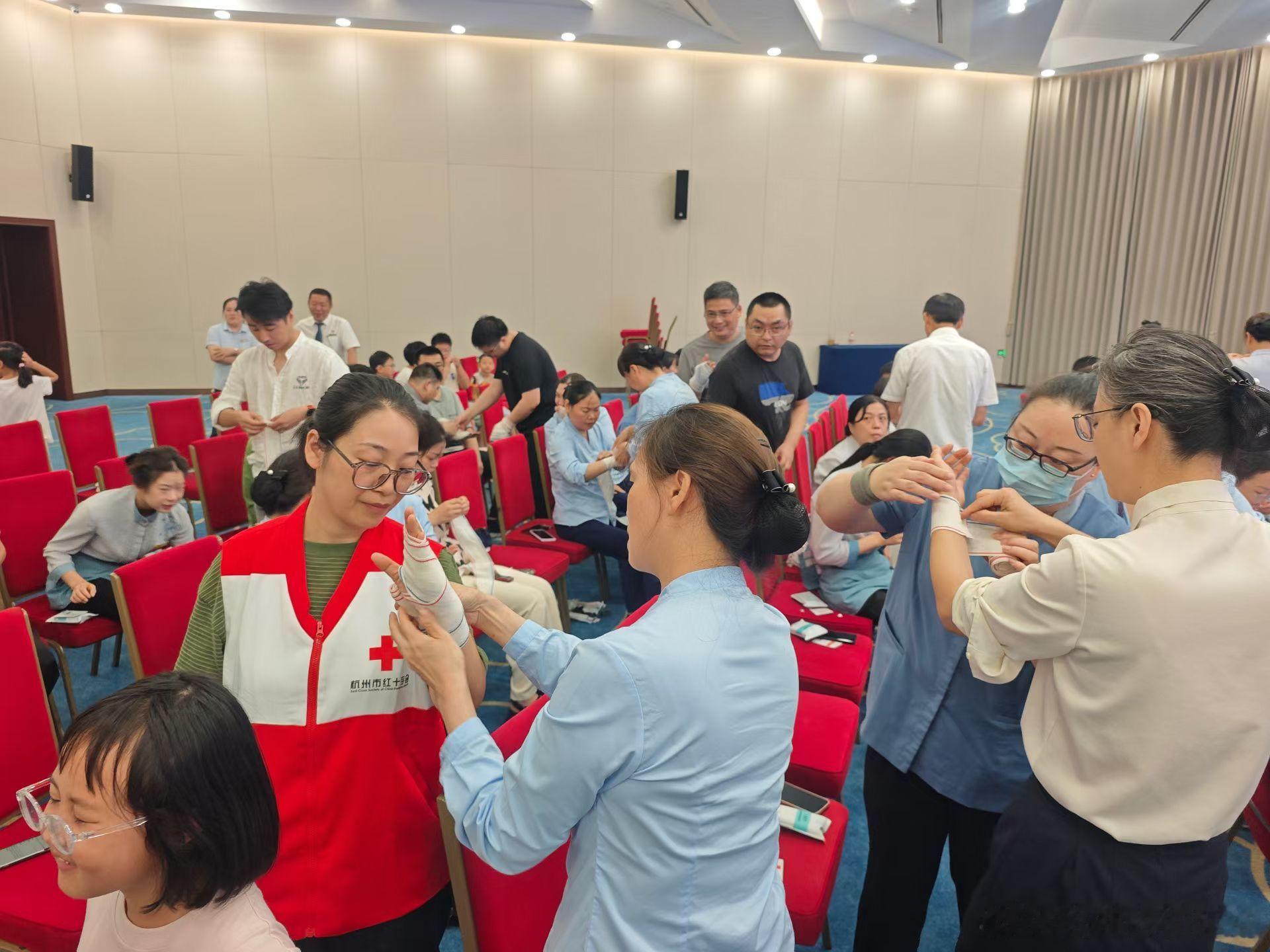 尽管日常公益事务繁杂，晴雨公益仍联动上城区红十字会走进合作饭店开展应急救护专场培