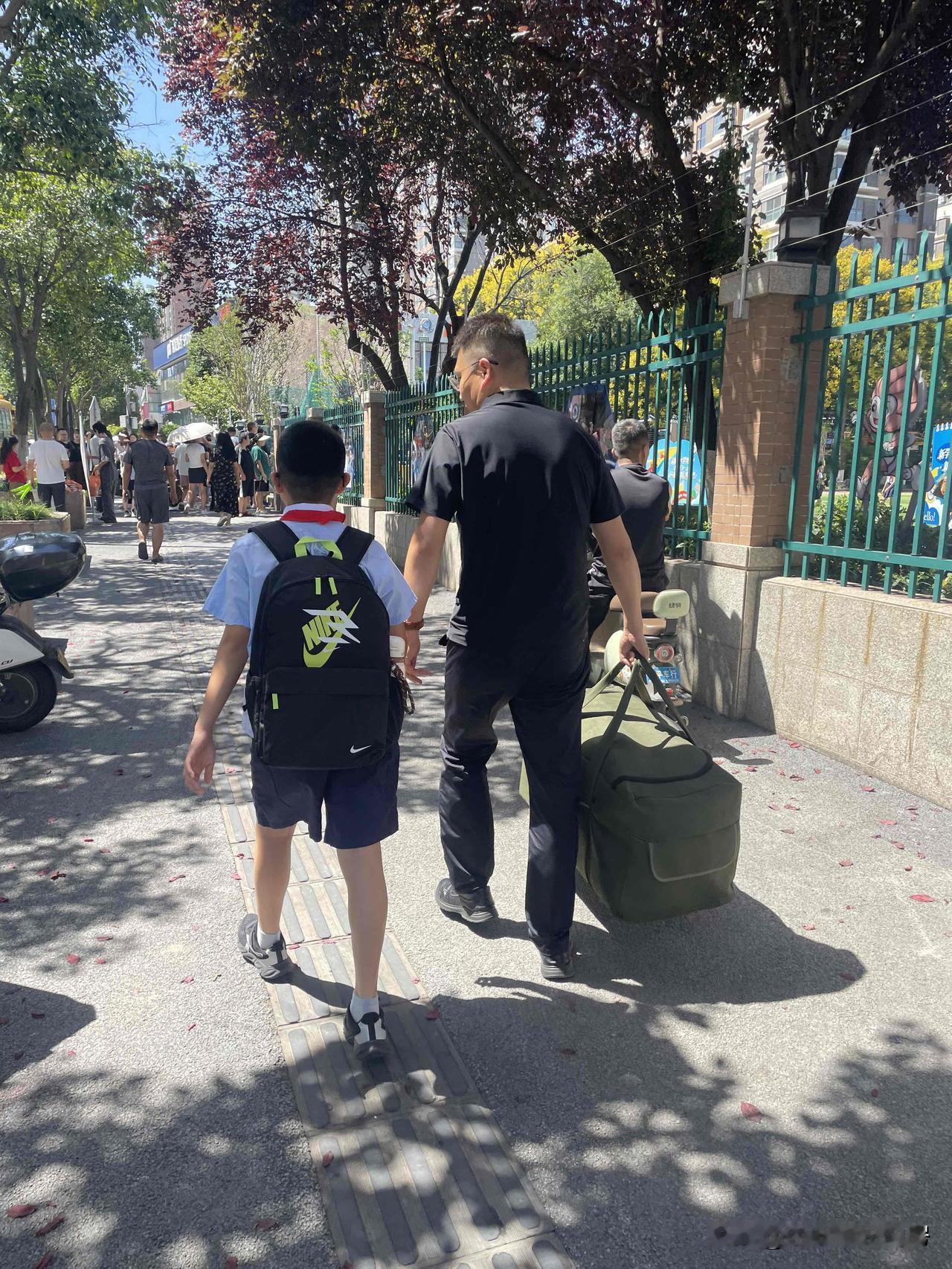 为人父母，别只想着给孩子攒资产，更要学会给孩子攒福气。
人这一生两件大事：读书、