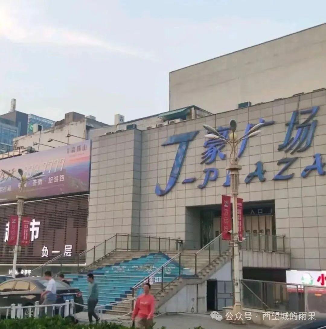 丁豪广场转型升级教育业态
曾经这里是高新区的重要商场
随着万达广场等一系列商业中