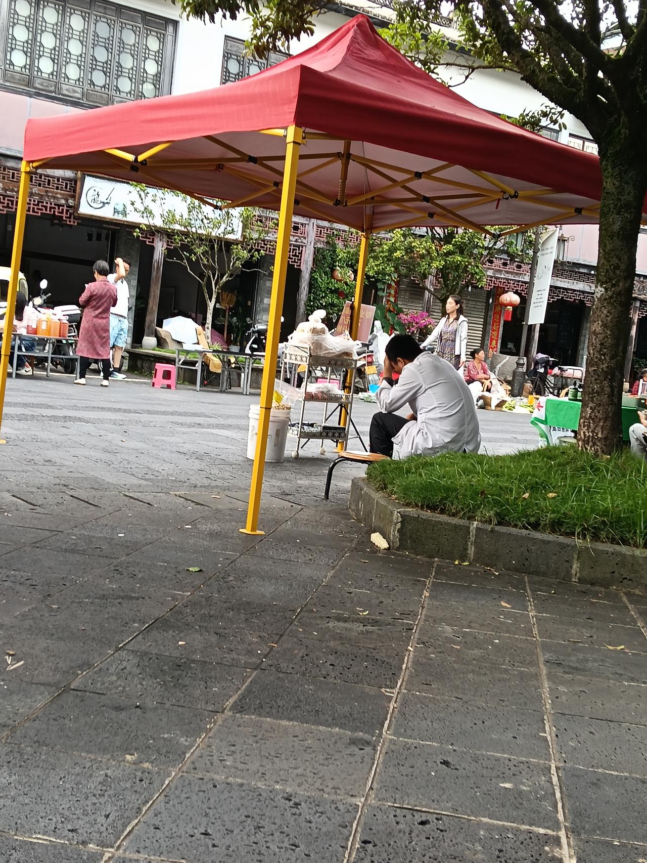 老天爷，请救救眼前这个可怜的盲人吧！今天依然在步行街摆摊，旁边今天出现一位特殊的