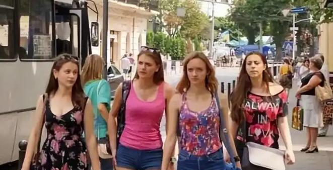 基辅街头，公交车方向盘后面坐着的是女人，建筑工地上搬砖砌墙的是女人，田里开农业机